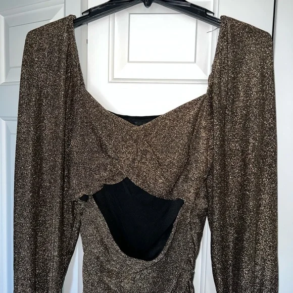 Longsleeve gold sparkly dress with cutout - Picture 2 of 5